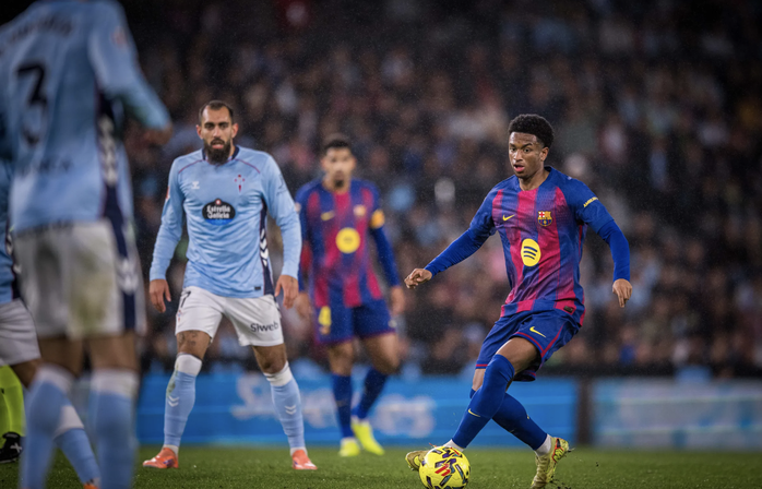 Lewandowski lập hat-trick, Barcelona ngược dòng hạ  Celta trận cầu 6 bàn - Ảnh 1.