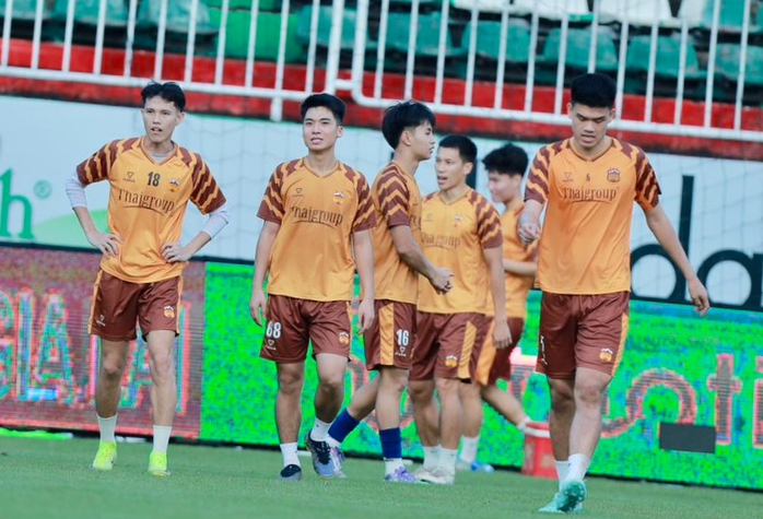 Trung vệ cao 1,96m giúp Hoàng Anh Gia Lai thoát thua trên sân nhà - Ảnh 2.