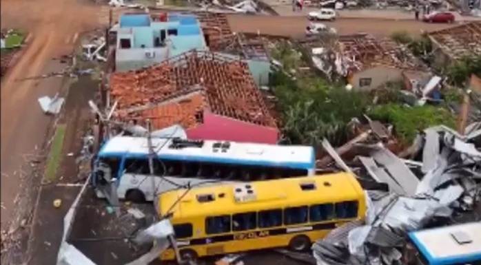 Lốc xoáy “chưa từng có” san bằng 90% thị trấn Brazil - Ảnh 4. Lốc xoáy “chưa từng có” san bằng 90% thị trấn Brazil - Ảnh 4.