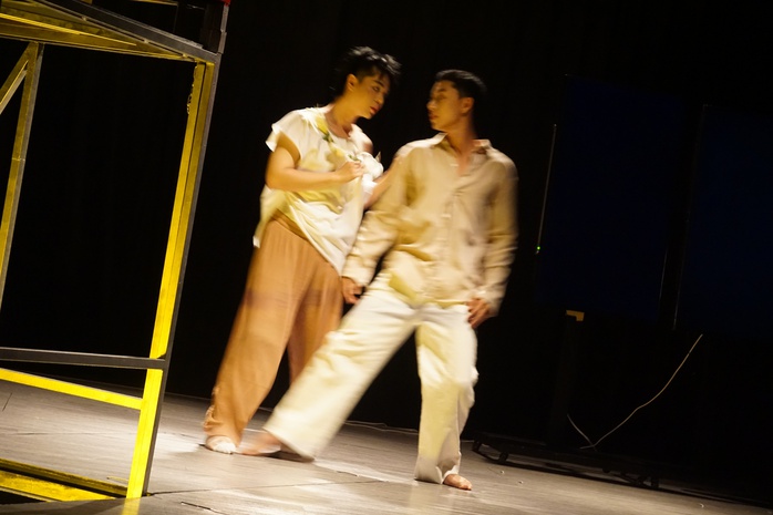 Mỹ Uyên, Chinh Ba vỡ òa hạnh phúc khi đông đảo khán giả cổ vũ vở "Ảo quan" - Ảnh 2.