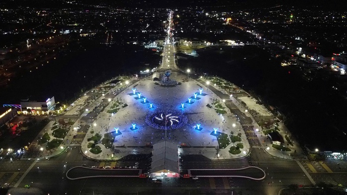 CLIP: Cận cảnh quảng trường 278 tỉ đồng, biểu tượng ngành hàng tỉ USD ở Cà Mau - Ảnh 1.