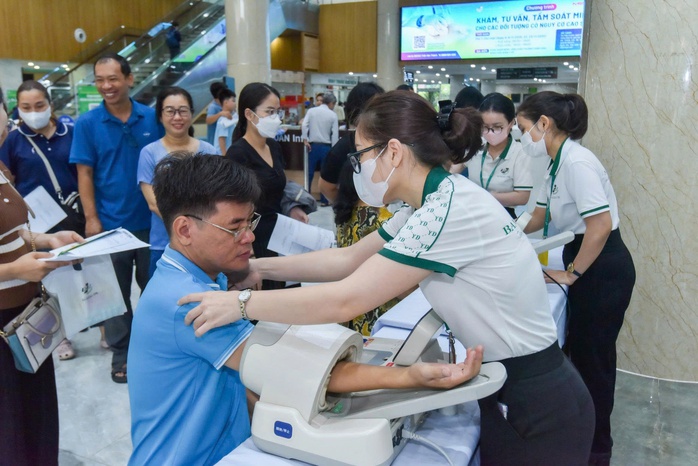 Bệnh viện tri ân nhà giáo khám tầm soát miễn phí tuyến giáp cho hơn 600 giáo viên - Ảnh 3.