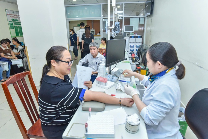 Bệnh viện tri ân nhà giáo khám tầm soát miễn phí tuyến giáp cho hơn 600 giáo viên - Ảnh 4.