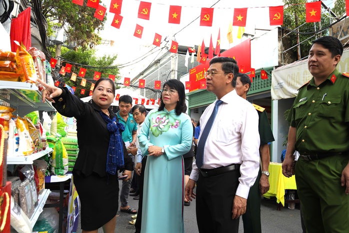 Người dân phố Tân Sơn Hòa “cầm tay chỉ việc” công nghệ số - Ảnh 2.