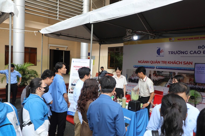 10 nhóm ngành “khó thay thế” trong thời đại AI - Ảnh 2.