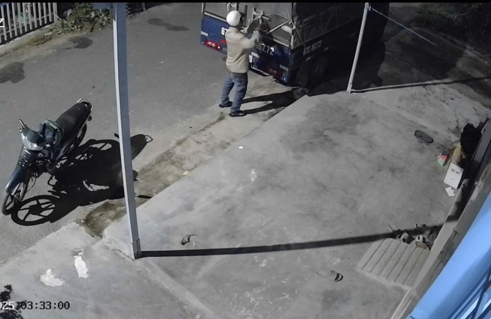 CLIP: Kẻ trộm táo tợn bị ghi hình ở An Giang - Ảnh 1.