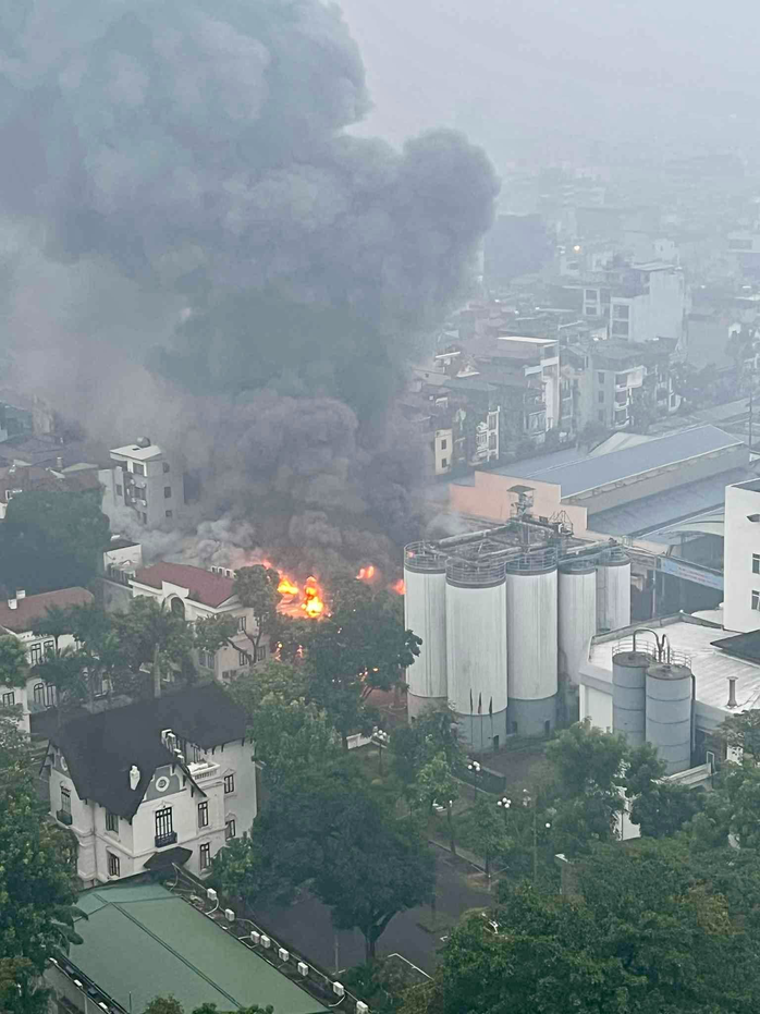 Cháy nhà máy Bia Hà Nội Habeco gây hoảng loạn và ùn tắc Giao thông - Ảnh 1.