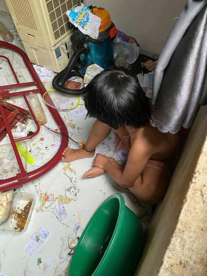 Bức xúc vụ cha xích chân con gái trong căn phòng bẩn thỉu gây phẫn nộ - Ảnh 1.