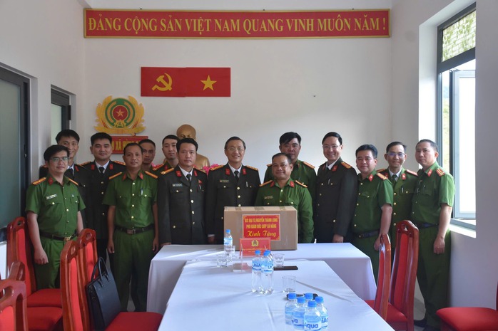 Lãnh đạo Công an Đà Nẵng thăm gia đình vợ chồng mất tích do sạt lở núi - Ảnh 4. Lãnh đạo Công an Đà Nẵng thăm gia đình vợ chồng mất tích do sạt lở núi - Ảnh 4.