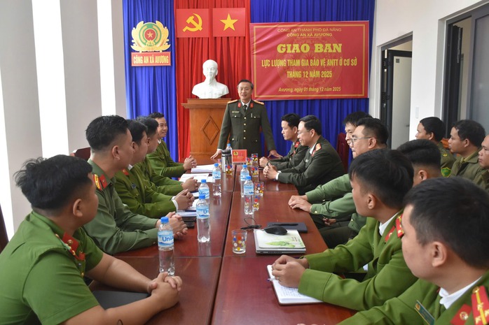 Lãnh đạo Công an Đà Nẵng thăm gia đình vợ chồng mất tích do sạt lở núi - Ảnh 3. Lãnh đạo Công an Đà Nẵng thăm gia đình vợ chồng mất tích do sạt lở núi - Ảnh 3.