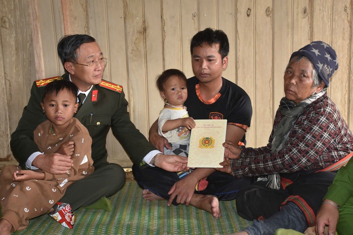 Lãnh đạo Công an Đà Nẵng thăm gia đình vợ chồng mất tích do sạt lở núi - Ảnh 2. Lãnh đạo Công an Đà Nẵng thăm gia đình vợ chồng mất tích do sạt lở núi - Ảnh 2.