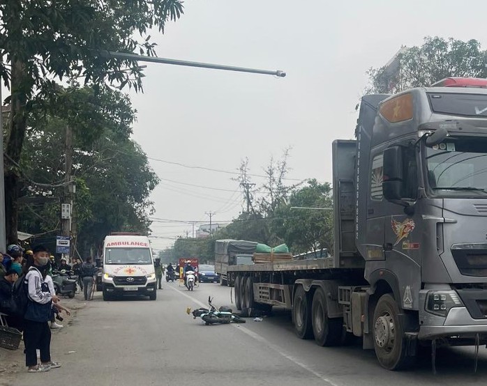 Va chạm xe đầu kéo trên đường đi khám bệnh về, cụ ông 79 tuổi tử vong - Ảnh 1.