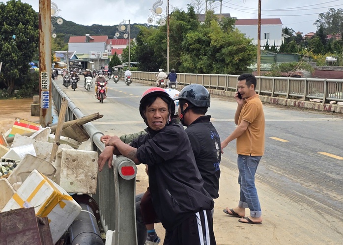 Sau mưa lũ, xã D'ran tiếp tục sạt lở nguy hiểm phải di dời dân - Ảnh 1.