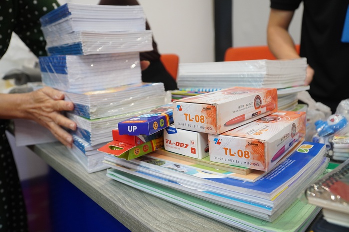 VIDEO: Trường ĐH Hoa Sen chung tay cùng chương trình "Triệu tập vở cho học sinh vùng bị thiên tai" - Ảnh 1.