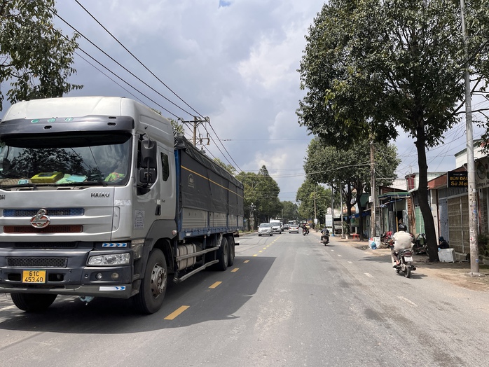 Bất ngờ hình ảnh tuyến đường xuyên tâm Biên Hòa ngày đầu cấm xe tải trên 5 tấn - Ảnh 1.