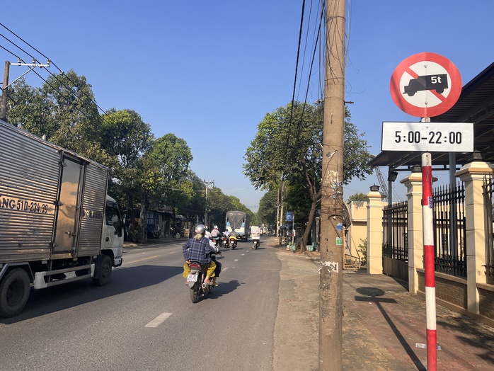 Bất ngờ hình ảnh tuyến đường xuyên tâm Biên Hòa ngày đầu cấm xe tải trên 5 tấn - Ảnh 4.