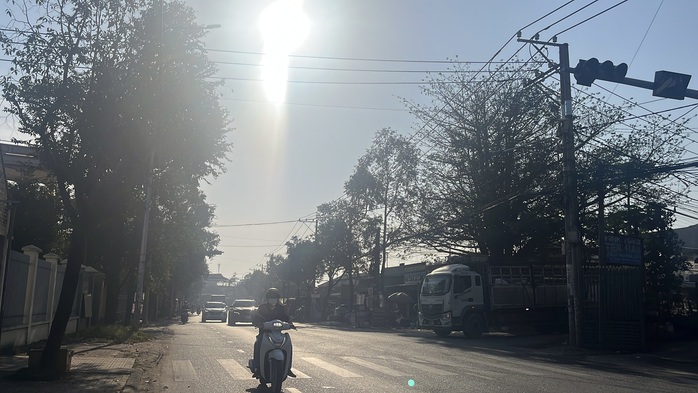 Bất ngờ hình ảnh tuyến đường xuyên tâm Biên Hòa ngày đầu cấm xe tải trên 5 tấn - Ảnh 8.