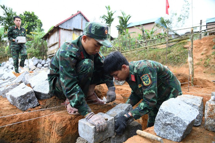 Bộ đội Gia Lai thần tốc dựng nhà mới cho người dân bị sập nhà - Ảnh 3.
