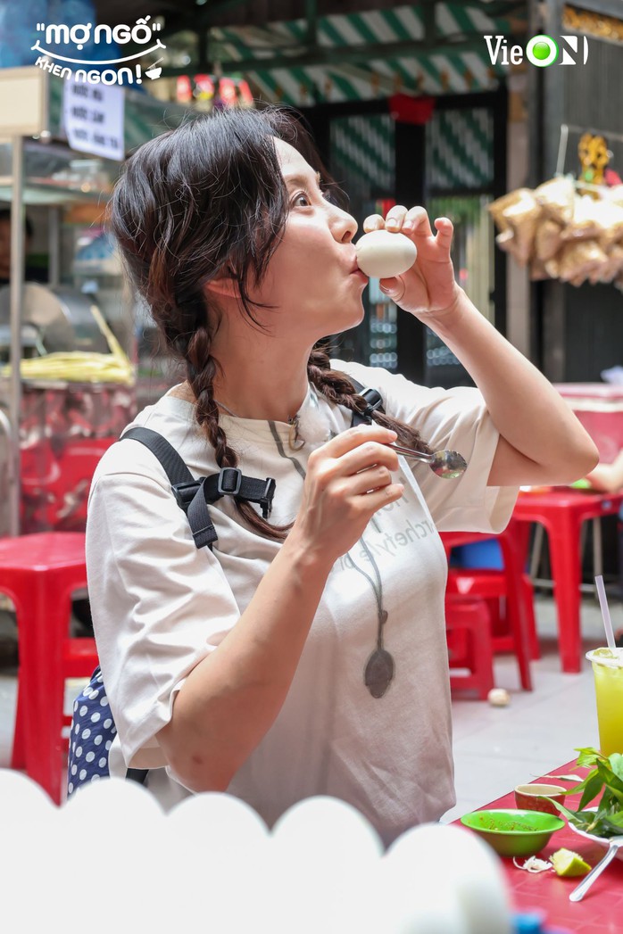 "Mợ ngố" Song Ji-hyo du hí TP HCM, sốc khi ăn trứng vịt lộn - Ảnh 4.