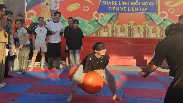 Tham dự chương trình "Công xưởng hạnh phúc", nữ công nhân vỡ òa khi bốc thăm trúng tủ lạnh 10 triệu - Ảnh 4.