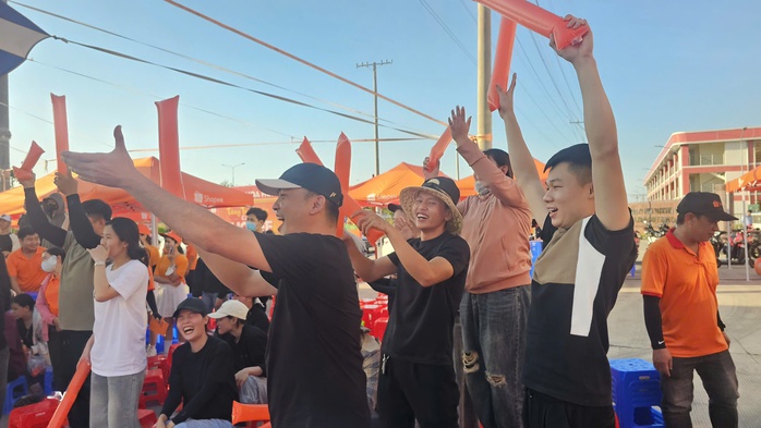 Tham dự chương trình "Công xưởng hạnh phúc", nữ công nhân vỡ òa khi bốc thăm trúng tủ lạnh 10 triệu - Ảnh 1.