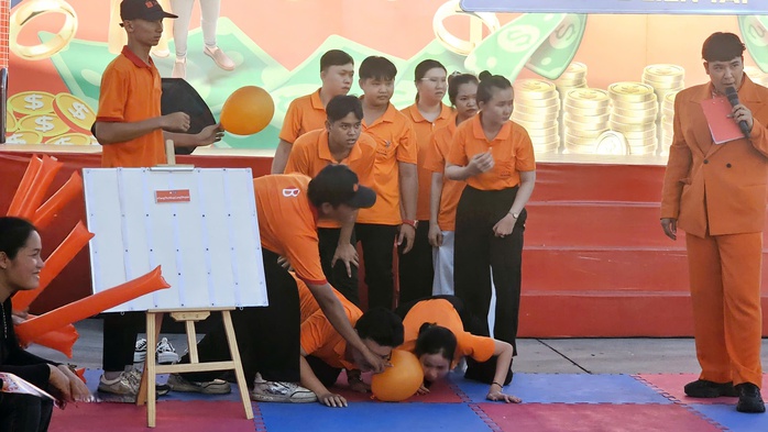 Tham dự chương trình "Công xưởng hạnh phúc", nữ công nhân vỡ òa khi bốc thăm trúng tủ lạnh 10 triệu - Ảnh 3.