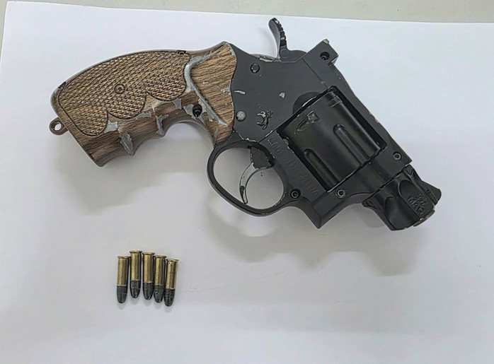 Mang súng đến đám cưới người cùng xã bắn chỉ thiên để “góp thêm niềm vui” - Ảnh 2.