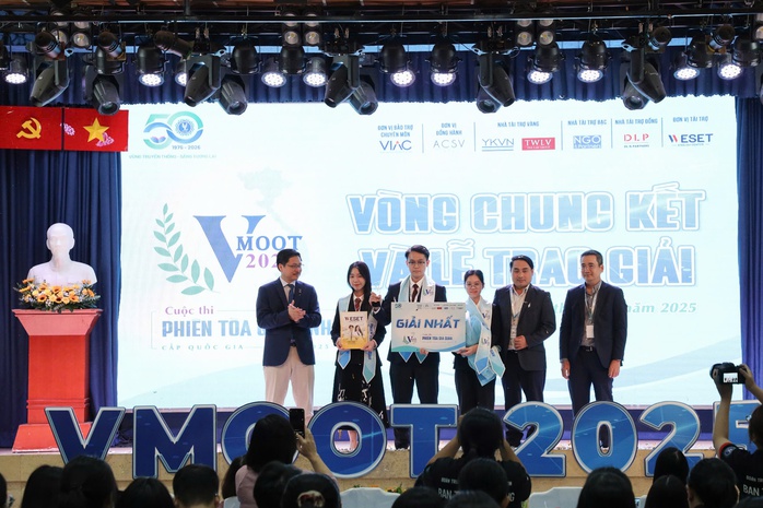 Trường ĐH Luật Hà Nội trở thành quán quân VMoot cấp quốc gia năm 2025 - Ảnh 2.