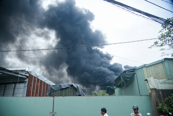 Cháy lớn tại bãi xe tải, cột khói cuồn cuộn sau Bệnh viện Hòa Vang - Ảnh 3.