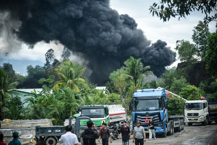 Cháy lớn tại bãi xe tải, cột khói cuồn cuộn sau Bệnh viện Hòa Vang - Ảnh 2.