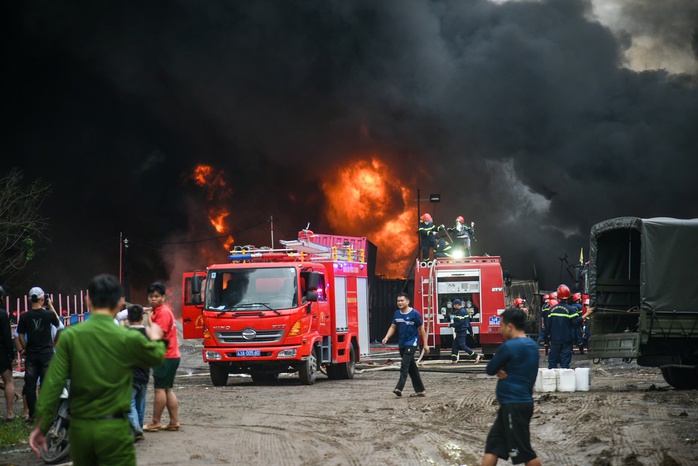Cháy lớn tại bãi xe tải, cột khói cuồn cuộn sau Bệnh viện Hòa Vang - Ảnh 1.