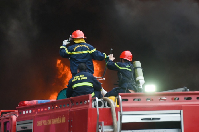 Cháy lớn tại bãi xe tải, cột khói cuồn cuộn sau Bệnh viện Hòa Vang - Ảnh 4.