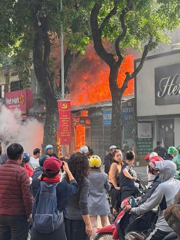 VIDEO: Hà Nội cháy lớn trên phố Lò Đúc, nhiều người hoảng sợ - Ảnh 2.