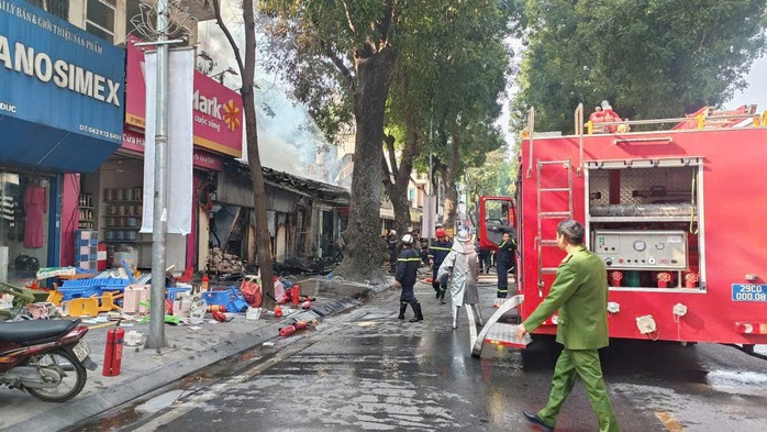 Vụ cháy lớn trên phố Lò Đúc Hà Nội khiến người dân hoảng sợ - Ảnh 2.