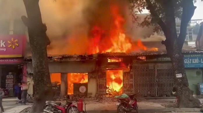VIDEO: Hà Nội cháy lớn trên phố Lò Đúc, nhiều người hoảng sợ - Ảnh 1.