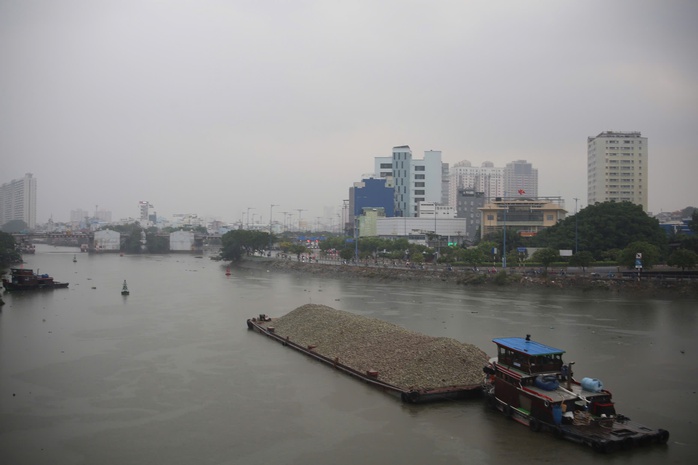 Bầu trời TPHCM tối sầm trong cơn mưa chiều - Ảnh 1.