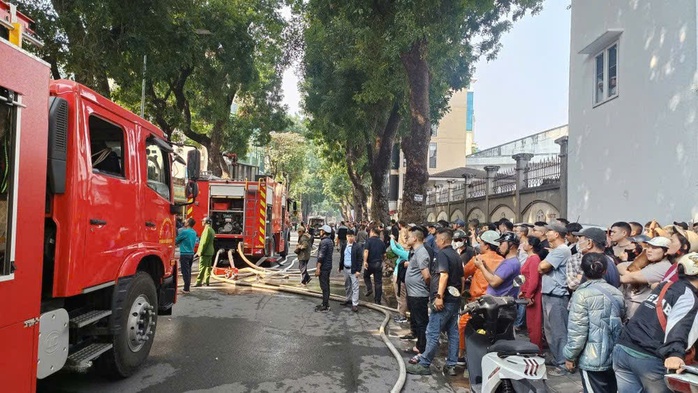 Vụ cháy lớn trên phố Lò Đúc Hà Nội khiến người dân hoảng sợ - Ảnh 3.