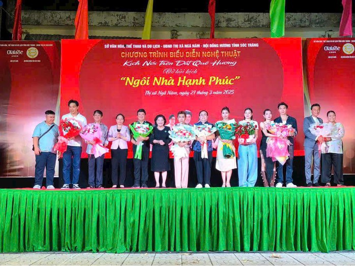 Đạo diễn Hồng Ngọc háo hức khi vở "Duyên nghiệp" lưu diễn tại Cần Thơ - Ảnh 4.
