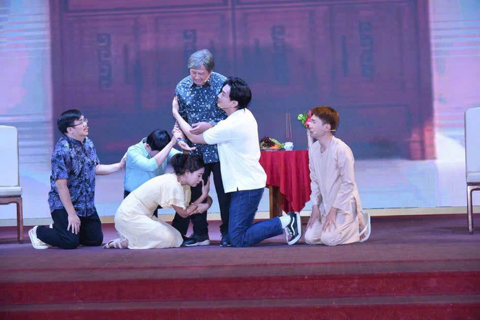 Đạo diễn Hồng Ngọc háo hức khi vở "Duyên nghiệp" lưu diễn tại Cần Thơ - Ảnh 2.