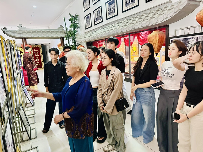 NSƯT Ca L&ecirc; Hồng truyền lửa nghề cho diễn vi&ecirc;n trẻ s&acirc;n khấu X&oacute;m kịch - Ảnh 2.