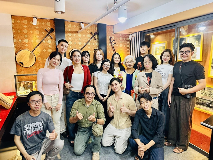 NSƯT Ca L&ecirc; Hồng truyền lửa nghề cho diễn vi&ecirc;n trẻ s&acirc;n khấu X&oacute;m kịch - Ảnh 1.