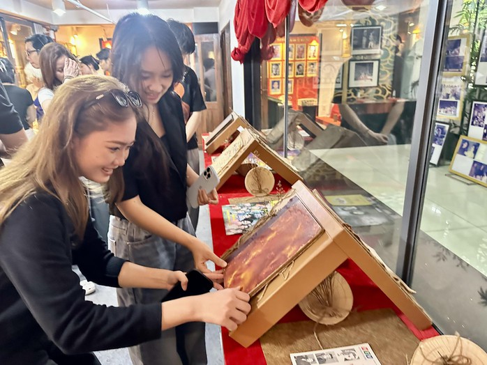 NSƯT Ca L&ecirc; Hồng truyền lửa nghề cho diễn vi&ecirc;n trẻ s&acirc;n khấu X&oacute;m kịch - Ảnh 7.