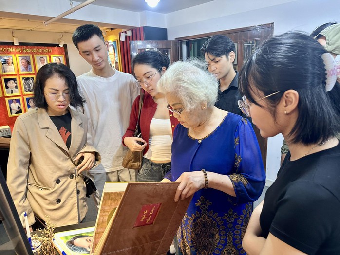 NSƯT Ca L&ecirc; Hồng truyền lửa nghề cho diễn vi&ecirc;n trẻ s&acirc;n khấu X&oacute;m kịch - Ảnh 4.