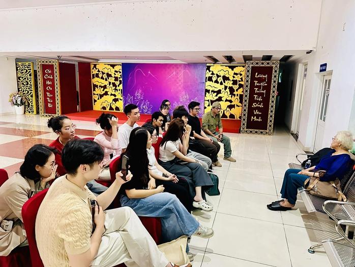 NSƯT Ca L&ecirc; Hồng truyền lửa nghề cho diễn vi&ecirc;n trẻ s&acirc;n khấu X&oacute;m kịch - Ảnh 3.