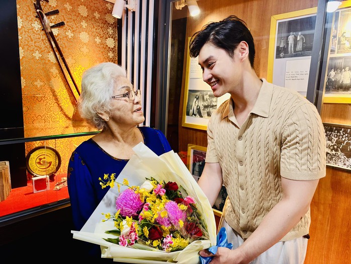 NSƯT Ca L&ecirc; Hồng truyền lửa nghề cho diễn vi&ecirc;n trẻ s&acirc;n khấu X&oacute;m kịch - Ảnh 6.