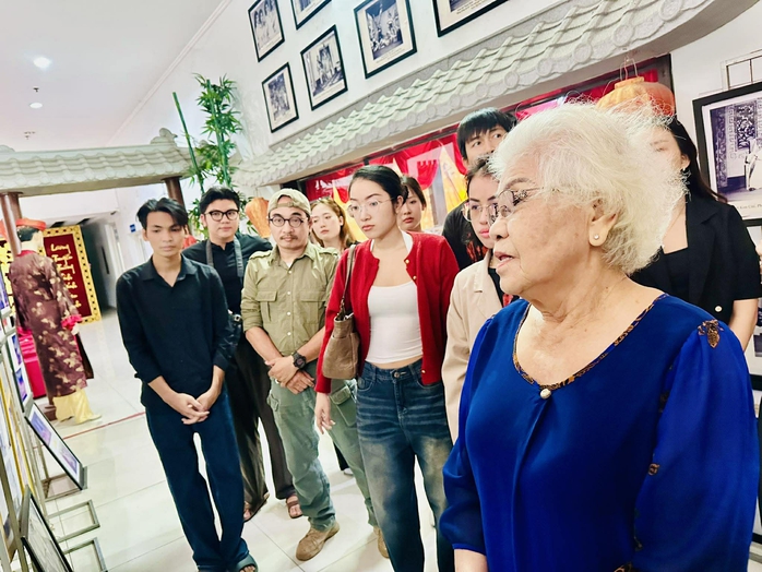 NSƯT Ca L&ecirc; Hồng truyền lửa nghề cho diễn vi&ecirc;n trẻ s&acirc;n khấu X&oacute;m kịch - Ảnh 8.