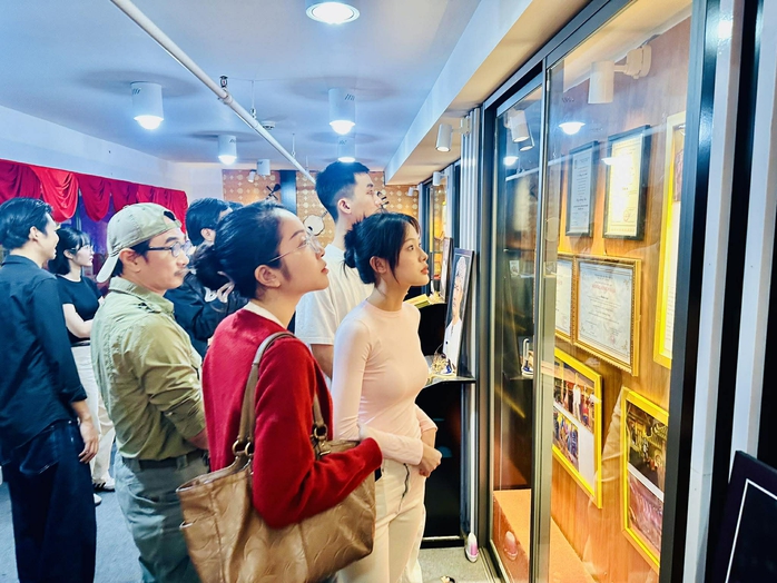 NSƯT Ca L&ecirc; Hồng truyền lửa nghề cho diễn vi&ecirc;n trẻ s&acirc;n khấu X&oacute;m kịch - Ảnh 5.