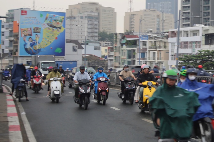 Bầu trời TPHCM tối sầm trong cơn mưa chiều - Ảnh 4.