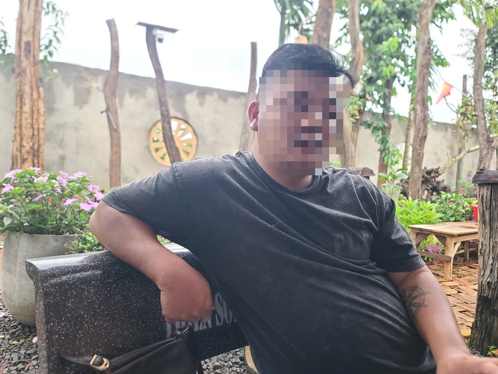 Cha xích nhốt 2 con trong phòng bẩn: Lời giải thích gây sốc từ người cha - Ảnh 1. Cha xích nhốt 2 con trong phòng bẩn: Lời giải thích gây sốc từ người cha - Ảnh 1.