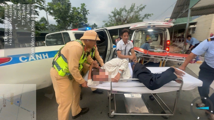 CSGT hỗ trợ khẩn cấp cho hành khách nghi nhồi máu cơ tim trên xe giường nằm - Ảnh 1. CSGT hỗ trợ khẩn cấp cho hành khách nghi nhồi máu cơ tim trên xe giường nằm - Ảnh 1.